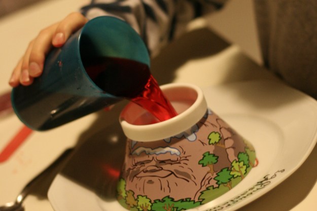 Réalisation d'un volcan avec de l'acide citrique